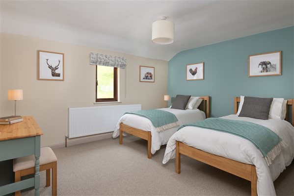 holiday cottage spacious twin bedroom